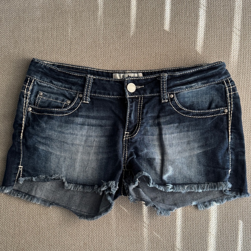 DAYTRIP Capricorn Jean Shorts in Dark Wash